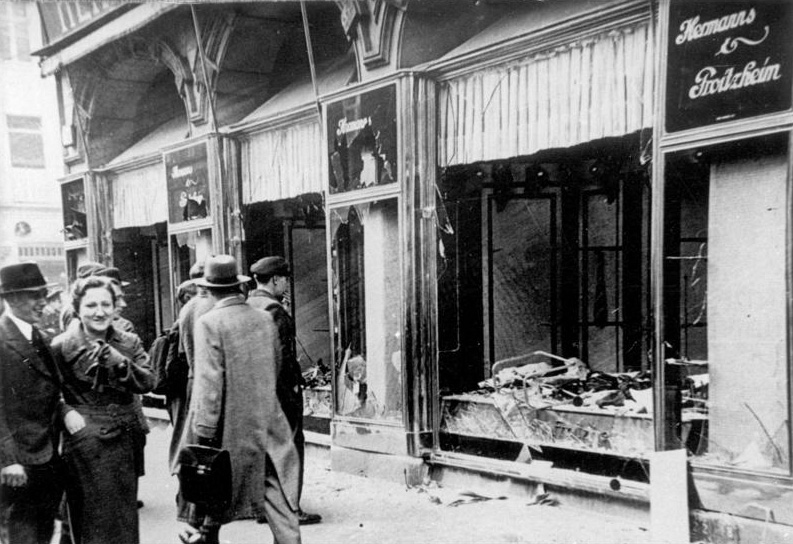 Foto på en judisk affär som slagits sönder och plundrats
