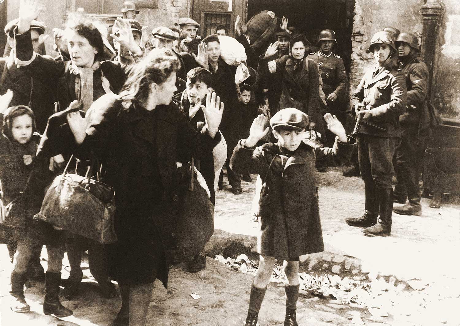 Judiska barn och kvinnor med resta händer eftersom nazister siktar på dem med vapen